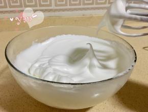 蛋白分三次加入糖打发至小弯钩状态。