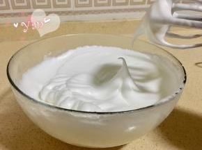 蛋白分三次加入糖打发至小弯钩状态。