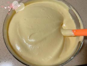 舀1/3蛋白到蛋糊中，翻拌均匀后再倒入蛋半白盆里，翻拌均匀。