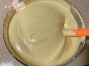 舀1/3蛋白到蛋糊中，翻拌均匀后再倒入蛋半白盆里，翻拌均匀。