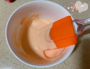 取20g左右的面糊加一小滴红丝绒液，翻拌均匀。