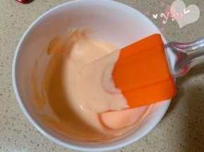 取20g左右的面糊加一小滴红丝绒液，翻拌均匀。