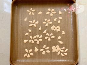 剪小口画出花型。放入提前预热好的烤箱，165度烤3分钟定型。