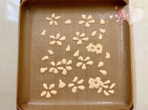 剪小口画出花型。放入提前预热好的烤箱，165度烤3分钟定型。