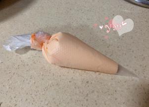 装入裱花袋里。