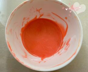 剩余的面糊再加1滴红丝绒液，调成红色。