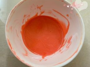 剩余的面糊再加1滴红丝绒液，调成红色。