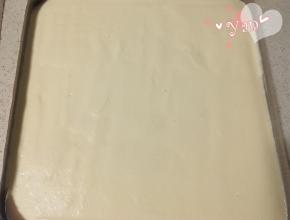 剩余的所有面糊倒入烤盘中，用刮刀抹平。