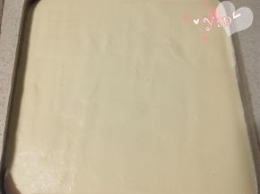 剩余的所有面糊倒入烤盘中，用刮刀抹平。