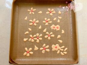 点出花蕊，放入烤箱，165度烤2分钟定型。