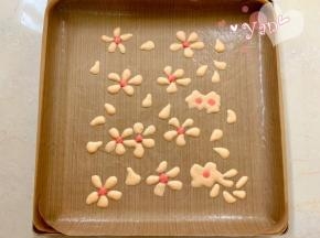 点出花蕊，放入烤箱，165度烤2分钟定型。