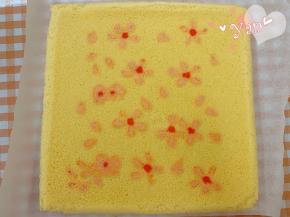 蛋糕铺上油纸，翻面，撕开油布，毛巾面出来。