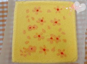 蛋糕铺上油纸，翻面，撕开油布，毛巾面出来。