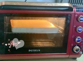 放入提前预热好的烤箱，中层，上下火，150度烤30分钟。