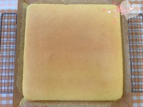 烤好的蛋糕取出，放晾网上晾凉，撕开四边的油布。