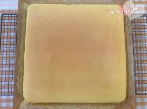 烤好的蛋糕取出，放晾网上晾凉，撕开四边的油布。