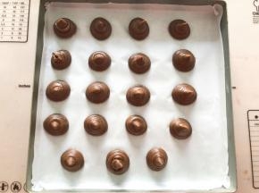 面糊装入裱花袋，挤入烤盘
