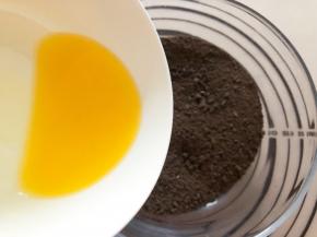 加入融化成液体的黄油，搅拌均匀