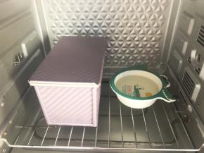 放入烤箱发酵，放一碗热水增加湿气