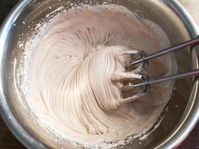 打发好的奶油装入裱花袋，挤入泡芙中即可