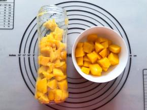 2个大芒果，切点颗粒备用，另外切350克芒果放入料理机中