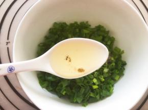 2勺食用油搅拌均匀备用