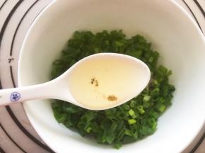 2勺食用油搅拌均匀备用
