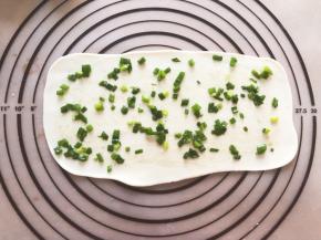 擀成长方形，刷上葱油