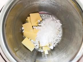 先做酥皮，黄油软化到能按下手指印和糖粉混合