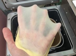 能拉出薄膜即可