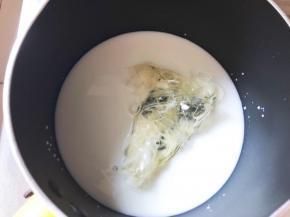 将吉利丁片和纯牛奶混合加热，吉利丁片完全融化