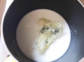 将吉利丁片和纯牛奶混合加热，吉利丁片完全融化