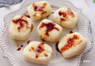 撒上细砂糖，淋上红糖浆即可