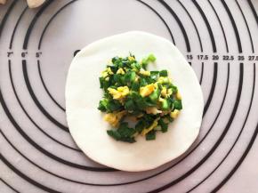 舀入一勺韭菜鸡蛋馅