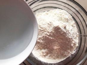 盐和热水混合，倒入面粉中