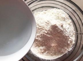 盐和热水混合，倒入面粉中