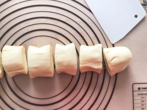 面团松弛好以后，直接拉成长条，切块