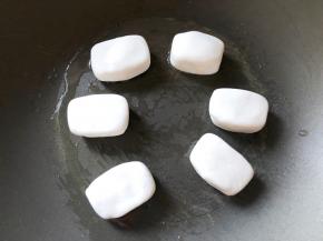 平底锅刷油，放入年糕小火煎，