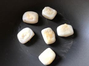 煎至两面金黄即可，其它面也可以煎一下