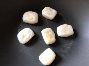 煎至两面金黄即可，其它面也可以煎一下