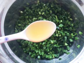 加入花生油搅拌均匀