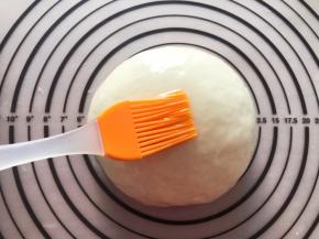 表面刷上食用油，盖上保鲜膜松弛30分钟