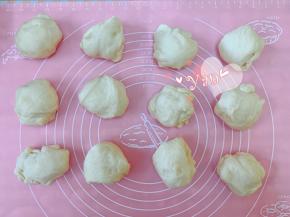 将面团取出，轻拍排气，分成12份。