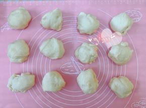 将面团取出，轻拍排气，分成12份。