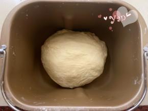 除黄油外的所有材料按液体-固体的顺序倒进面包机，揉面15分钟后加入软化的黄油，再揉20分钟即可。