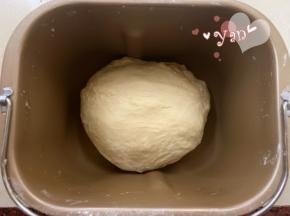 除黄油外的所有材料按液体-固体的顺序倒进面包机，揉面15分钟后加入软化的黄油，再揉20分钟即可。