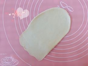 取一面团擀成长方形，底部擀薄。