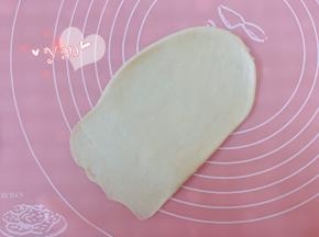取一面团擀成长方形，底部擀薄。