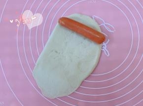 翻面，放上香肠。