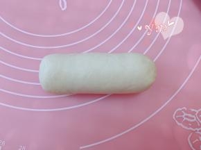 自上而下卷起，捏紧收口。